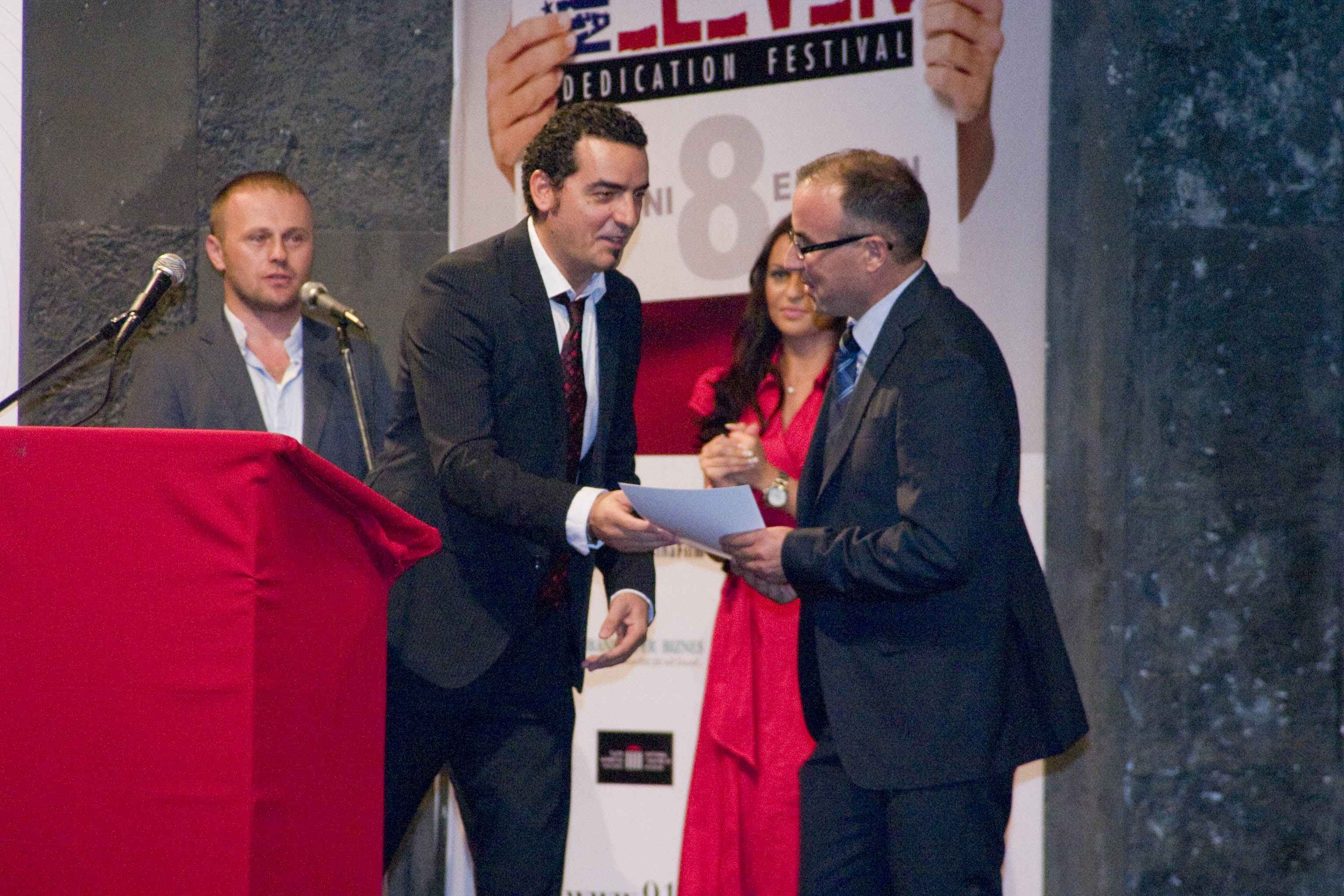 Shyqyri Haxha nderohet me mirënjohje nga artistët kosovarë 