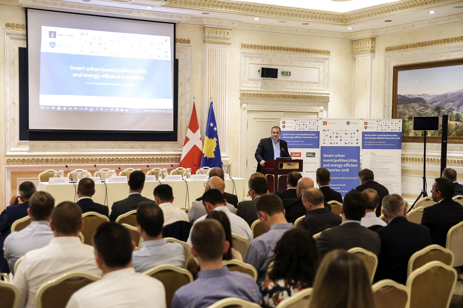 Ahmeti prezanton Prishtinën në konferencën e komunave të mençura