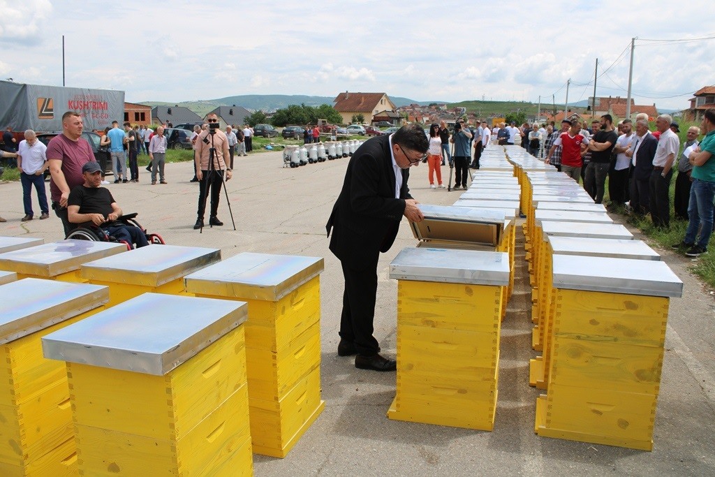 Gjilani shpërndan 250 shtëpiza për bletarët dhe 40 makina mjelëse për blegtorët