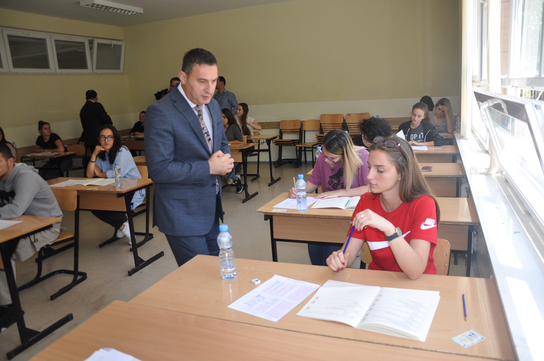 Filloi mbarë dita e parë e testit të Maturës Shtetërore në Ferizaj dhe Gjilan
