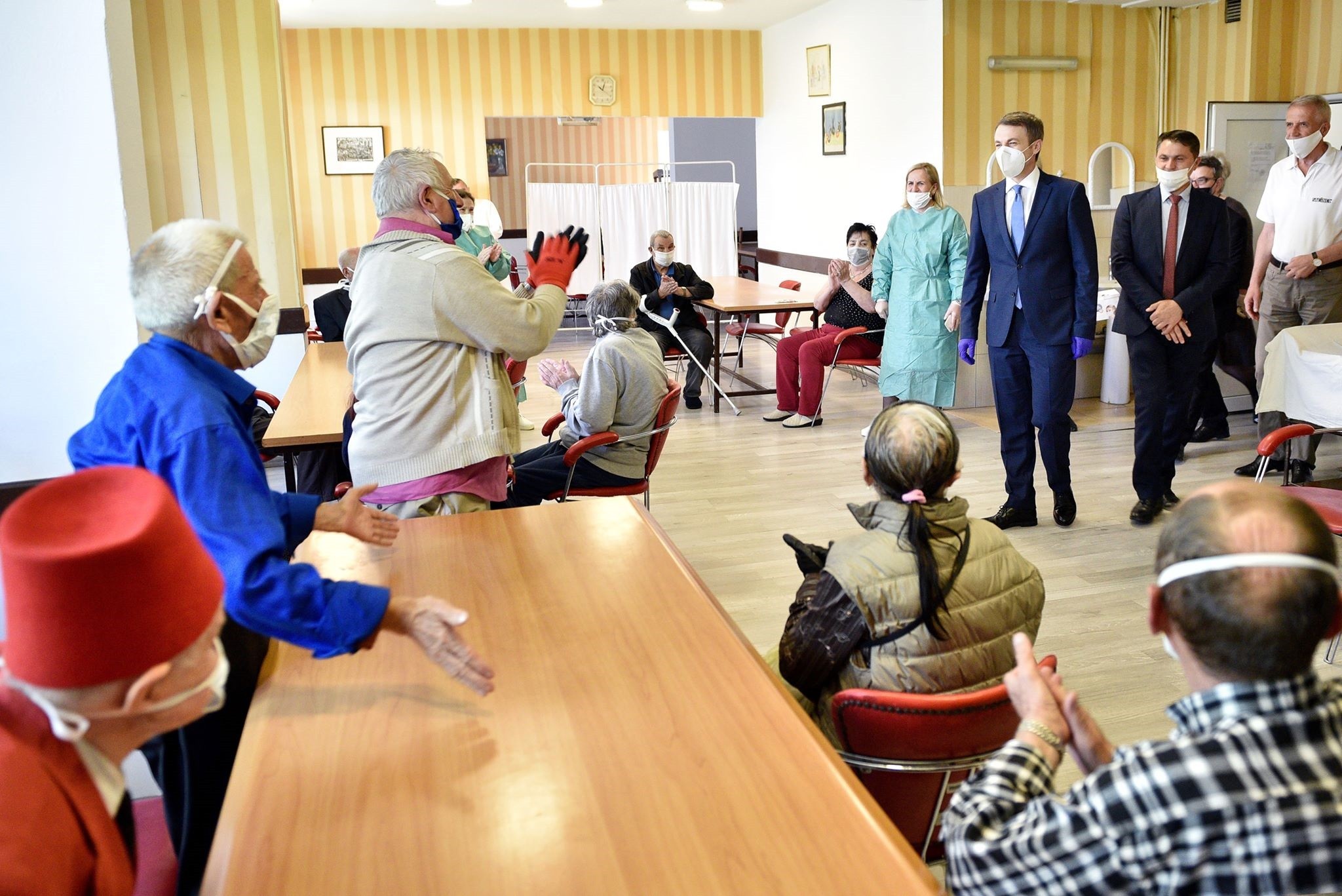 Ministri Reçica premton të punojë akoma më shumë për të moshuarit