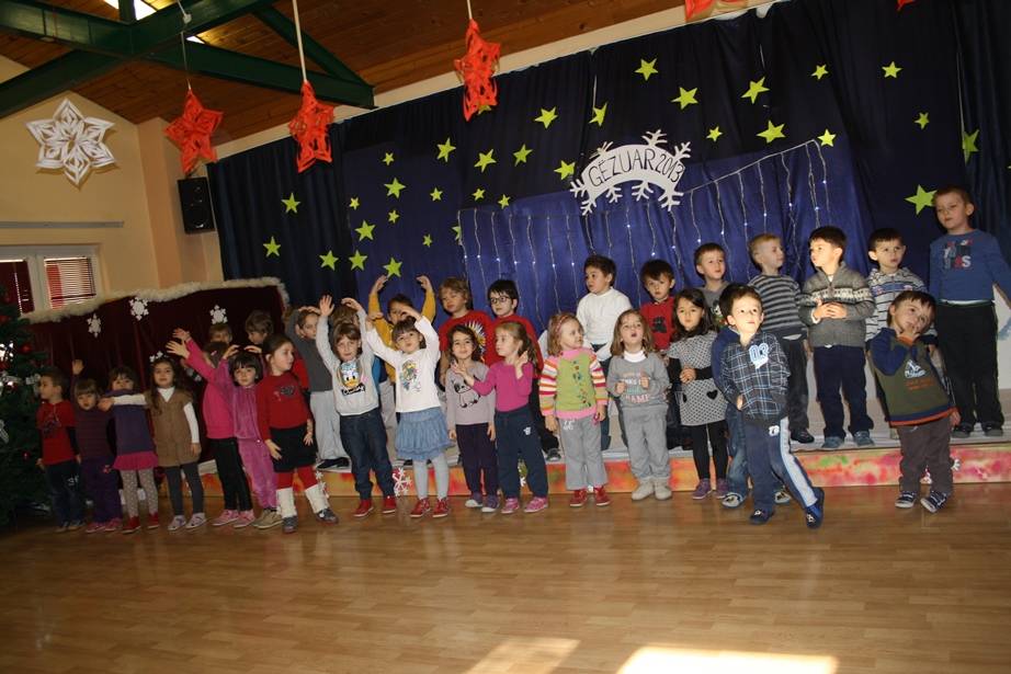 Ministri Buja ndau dhurata për fëmijët e SOS Fshatrave të Kosovës