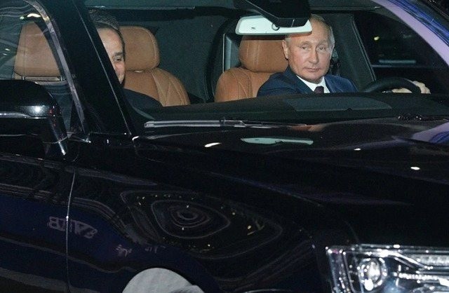 Sulmohet makina e Presidentit të Rusisë, Vladimir Putin  
