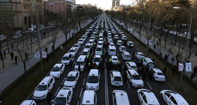 Taksistët protestojnë në Madrid bllokojnë rrugët