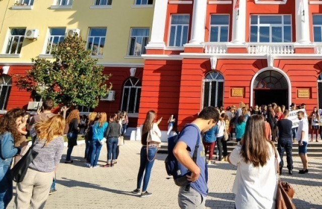 Mbi 88% e të arsimuarve në Shqipëri flasin një gjuhë të huaj