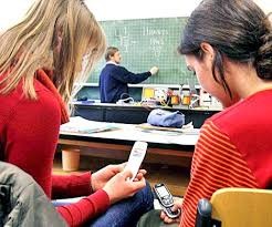 MASHT ndalon përdorimin e telefonave gjatë procesit mësimor