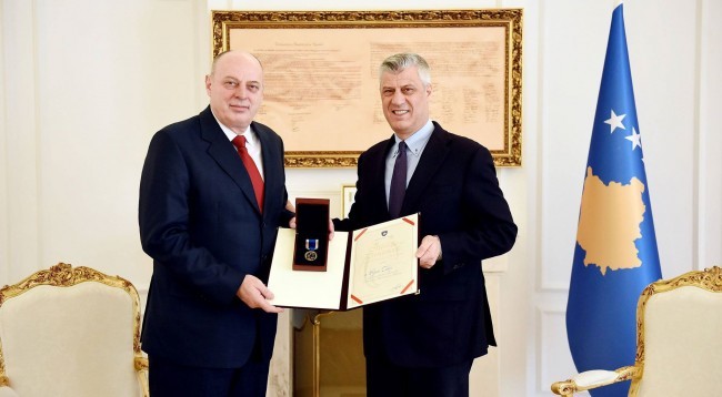 Presidenti Thaçi dekoron Agim Çekun me Medaljen Presidenciale Jubilare