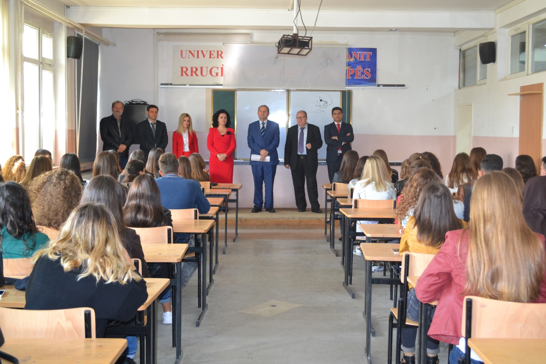 Universiteti i Gjilanit pret me ceremoni studentët e rinj