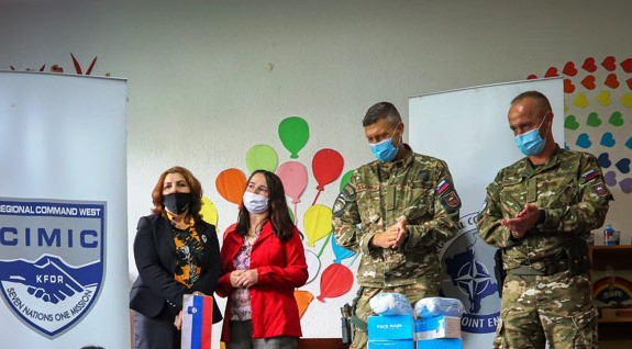 Ushtarët Sllovenë të KFOR-it ndihmojnë komunitetet kundër koronavirusit