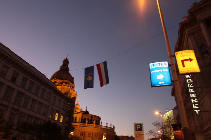 Budapest, flamujt e Kosovës në vizitën e Presidentes Jahjaga 