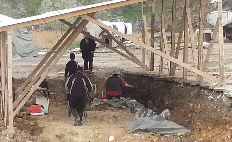 Trupat e 31 viktimave nxirren nga varreza masive në Rashkë