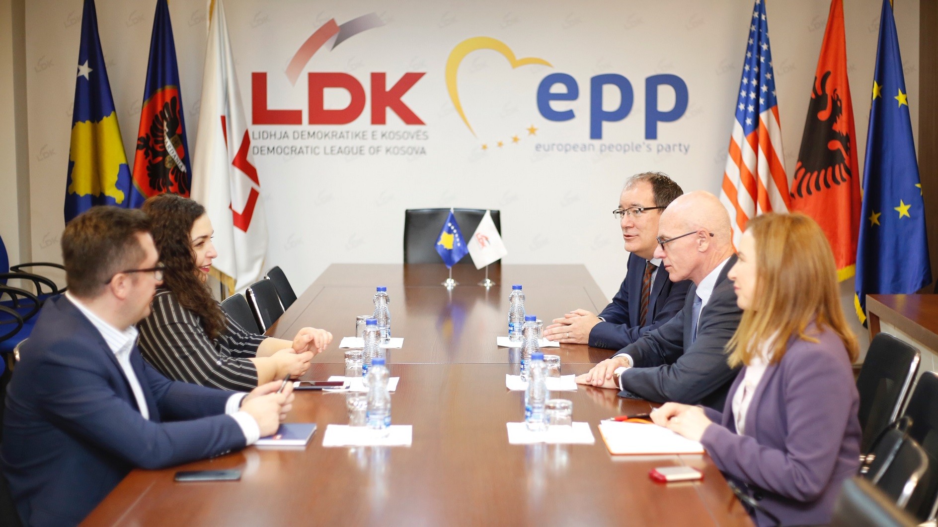 Osmani e njoftoi diplomatët për ecurinë e bisedimeve LDK-LVV 