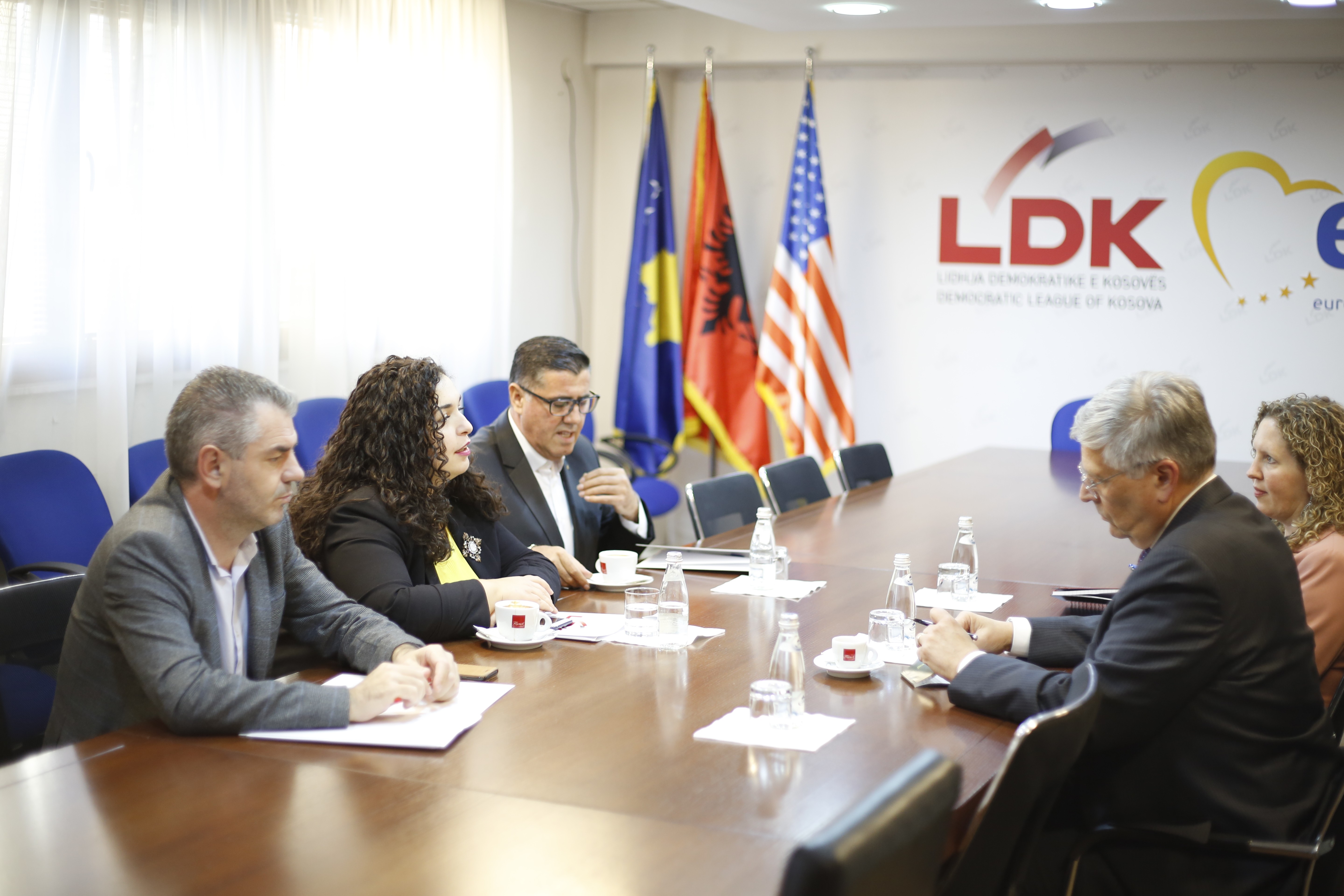 Kosnett inkurajoj LDK-në të vazhdoj qasjen konstruktive në proceset e Kosovës