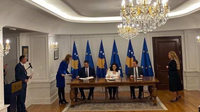 Kosova nënshkruan aplikimin për anëtarësim në Bashkimin Evropian