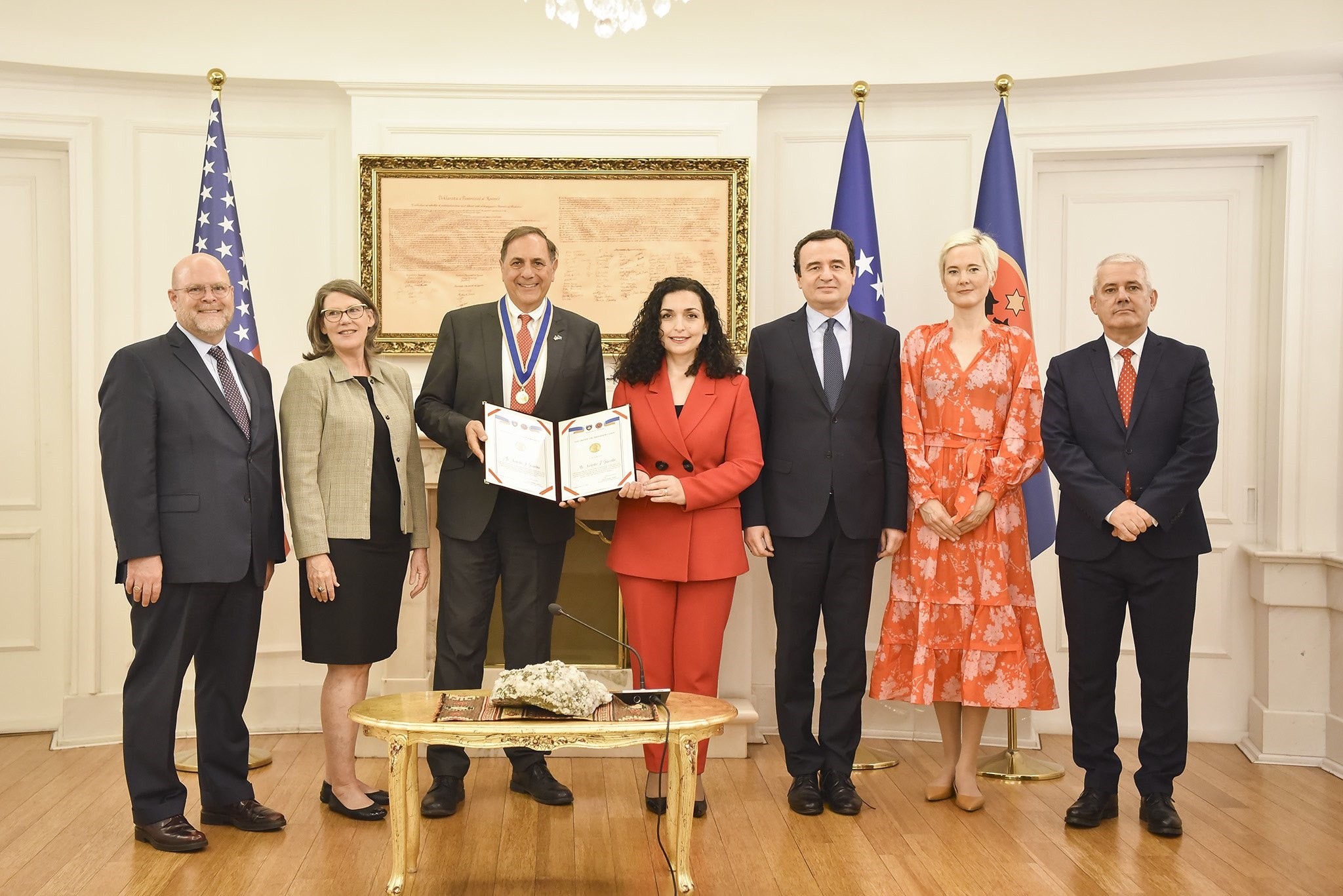 Presidentja Osmani dekoroi zëvendësambasadorin e SHBA-ve, Nicholas Giacobe  