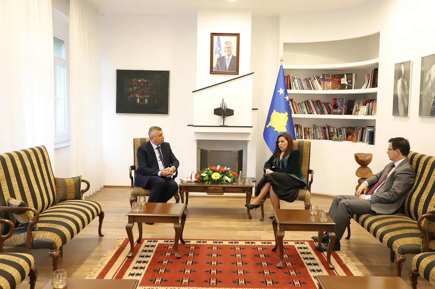 Ministrja Dumoshi priti në takim dy zëvendësministrat, Grabovci e Matoshi