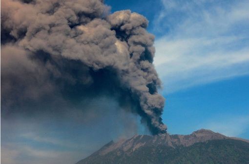 Rritet alarmi për shpërthimit e vullkanit në Bali, mbyllet aeroporti