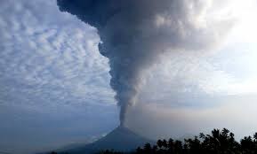 Indonezi, rritet alarmi për shpërthimin e vullkanit 