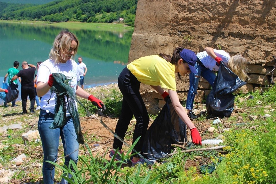 Vullnetarët e Kosovës dhe  Shqipërisë pastrojnë Drinin e Bardhë dhe te Zi
