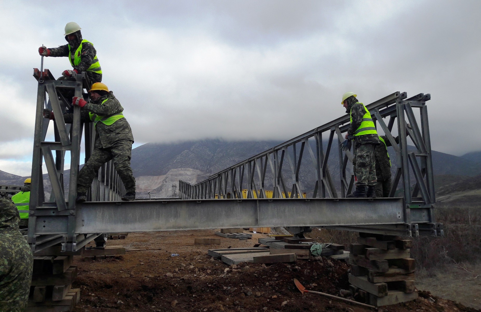 Xhenierët e FSK-së montojnë urën metalike 'Mabey Johnson' në Shqipëri