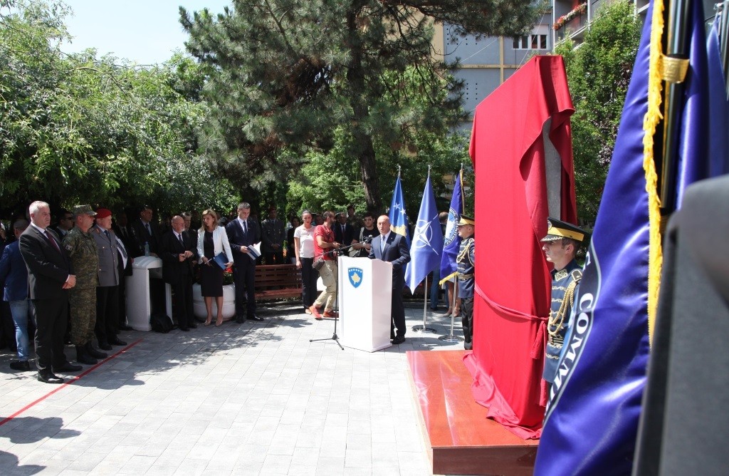 Zbulohet  pllaka përkujtimore në nderim të ushtarëve të NATO-s dhe KFOR-it
