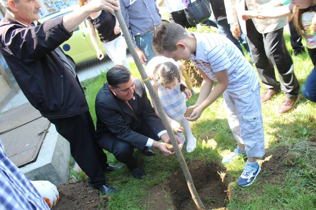 Gjilani mbjell “Pemën e Shpresës” në Ditën Ndërkombëtare të Fëmijëve