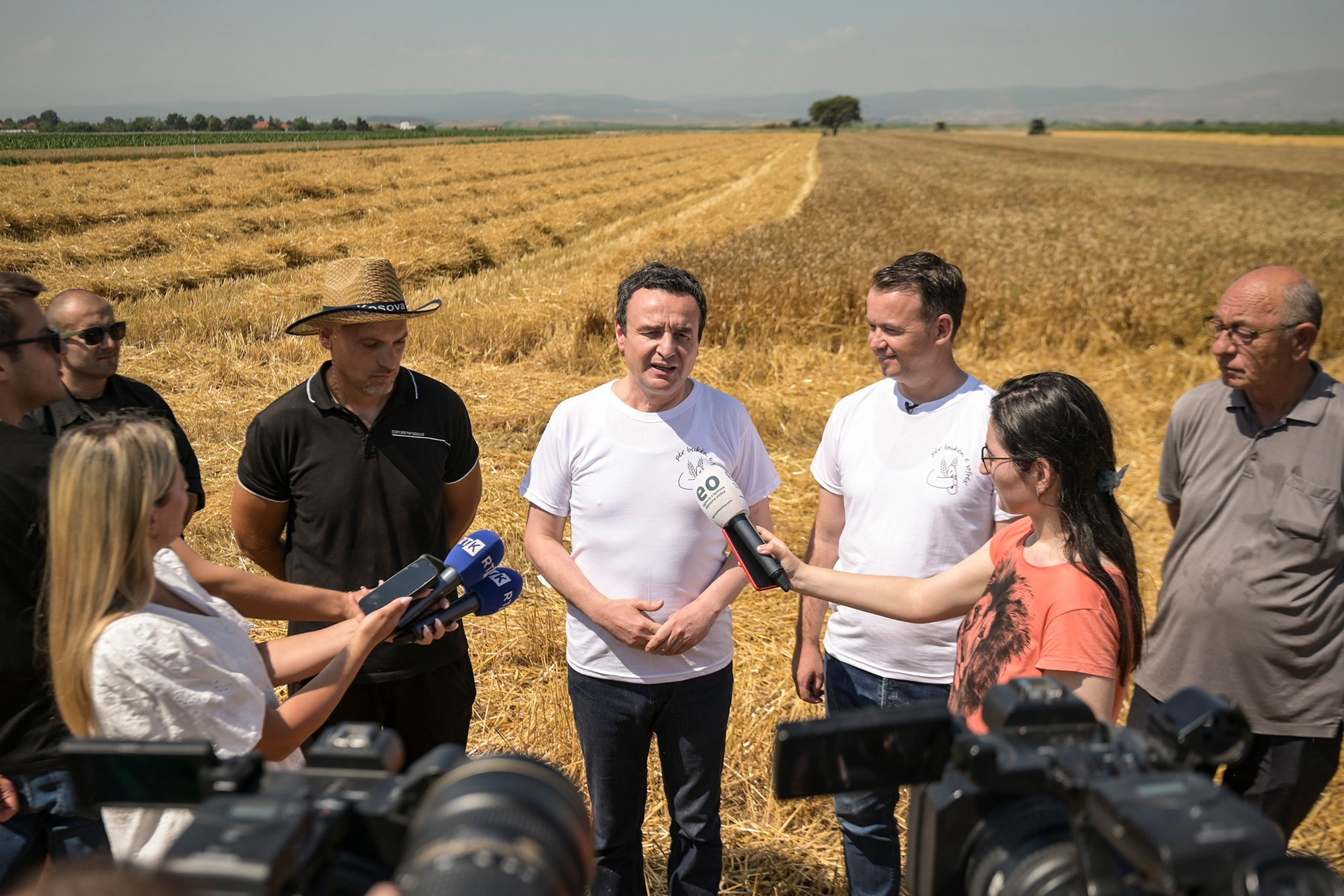 Kryeministri Kurti dhe Ministri Peci nisin fushatën e korrje - shirjeve