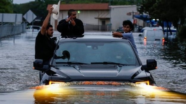 Hjustoni po lufton me dallgët e stuhisë